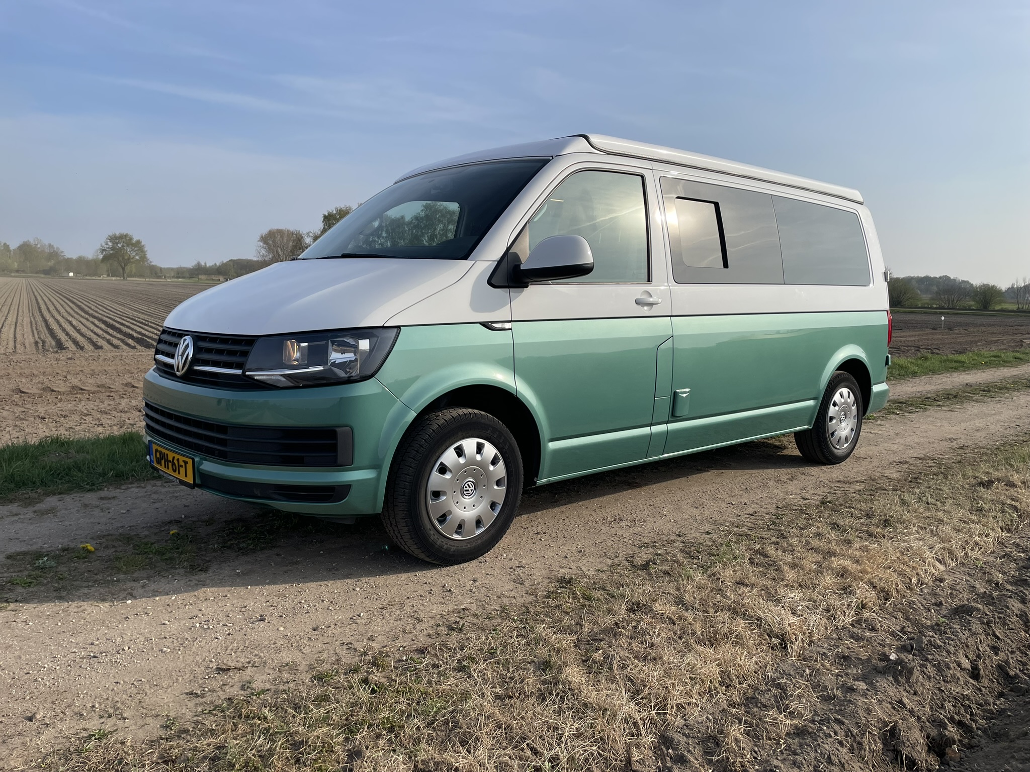Wat kost een Volkswagen camperbusje? Lees hier prijzen, jaarlijkse kosten en ontdek de beste buscamper voor jou of je gezin bij Bas Campers.